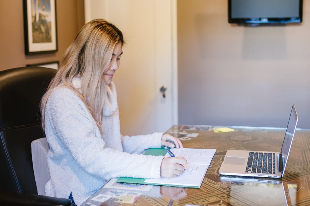 An image of a student studying using the wishes in the present and Off2Class. 